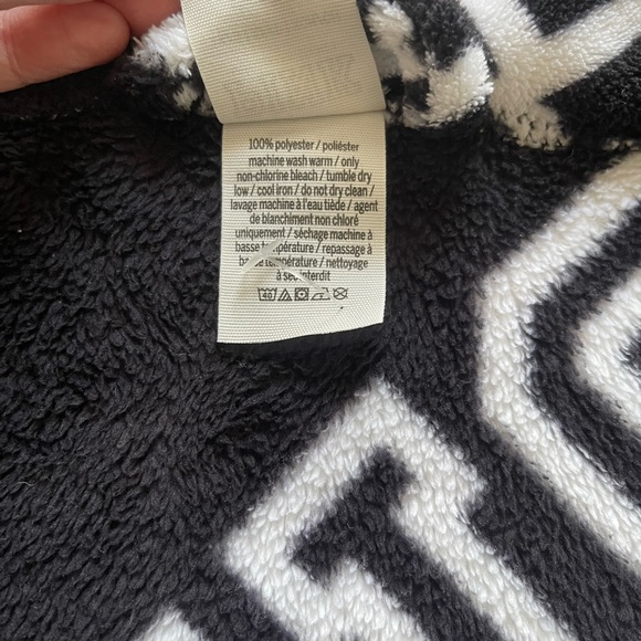 Pink V/S Black & White Plush Robe Size Xs/S - Picture 6 of 10